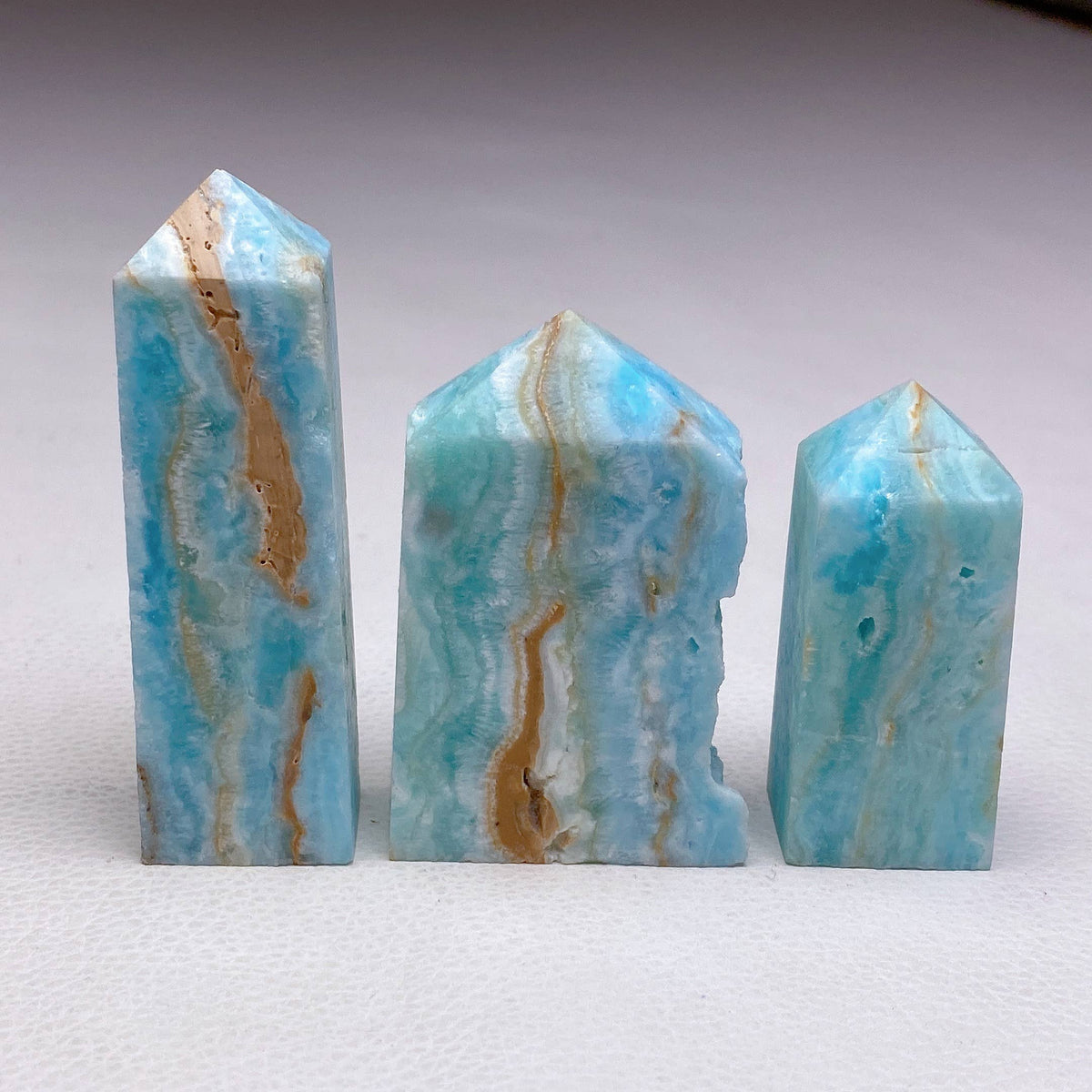 Blauer Aragonit-Obelisk