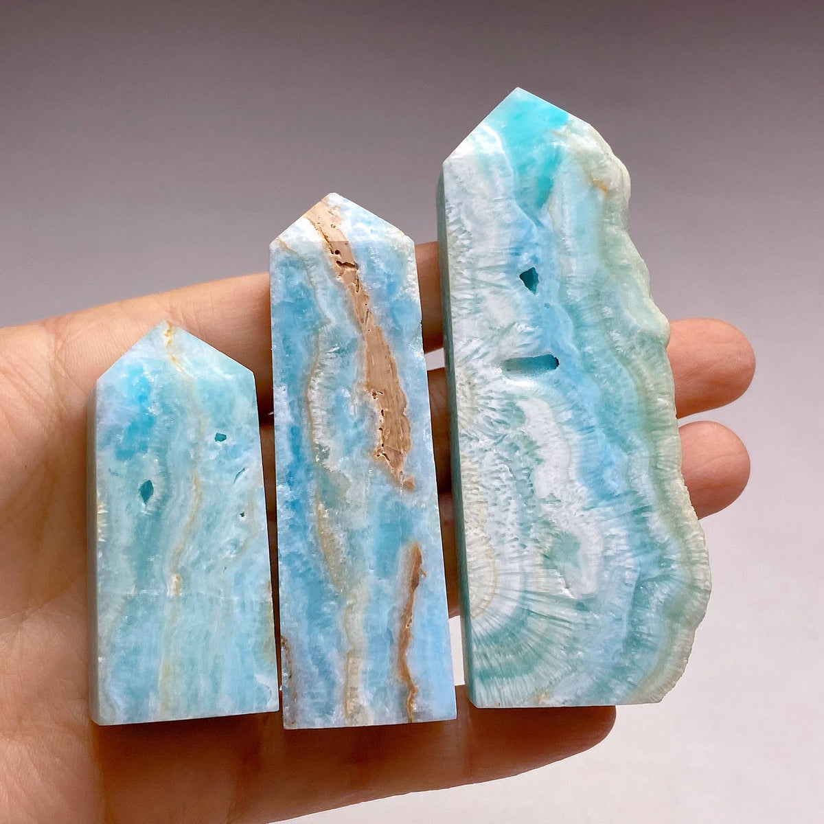 Blauer Aragonit-Obelisk