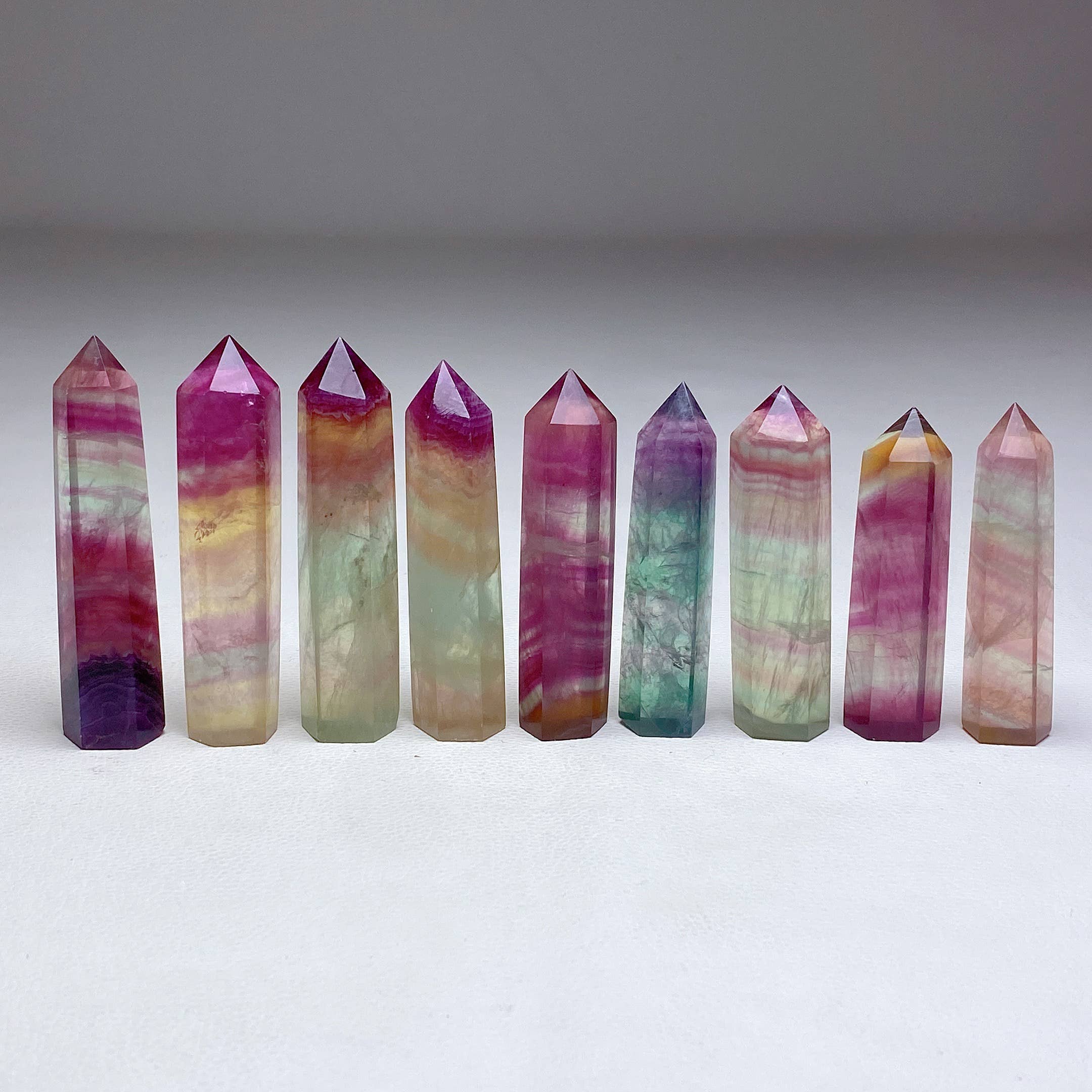 Regenbogen-Fluorit-Obelisk Hell
