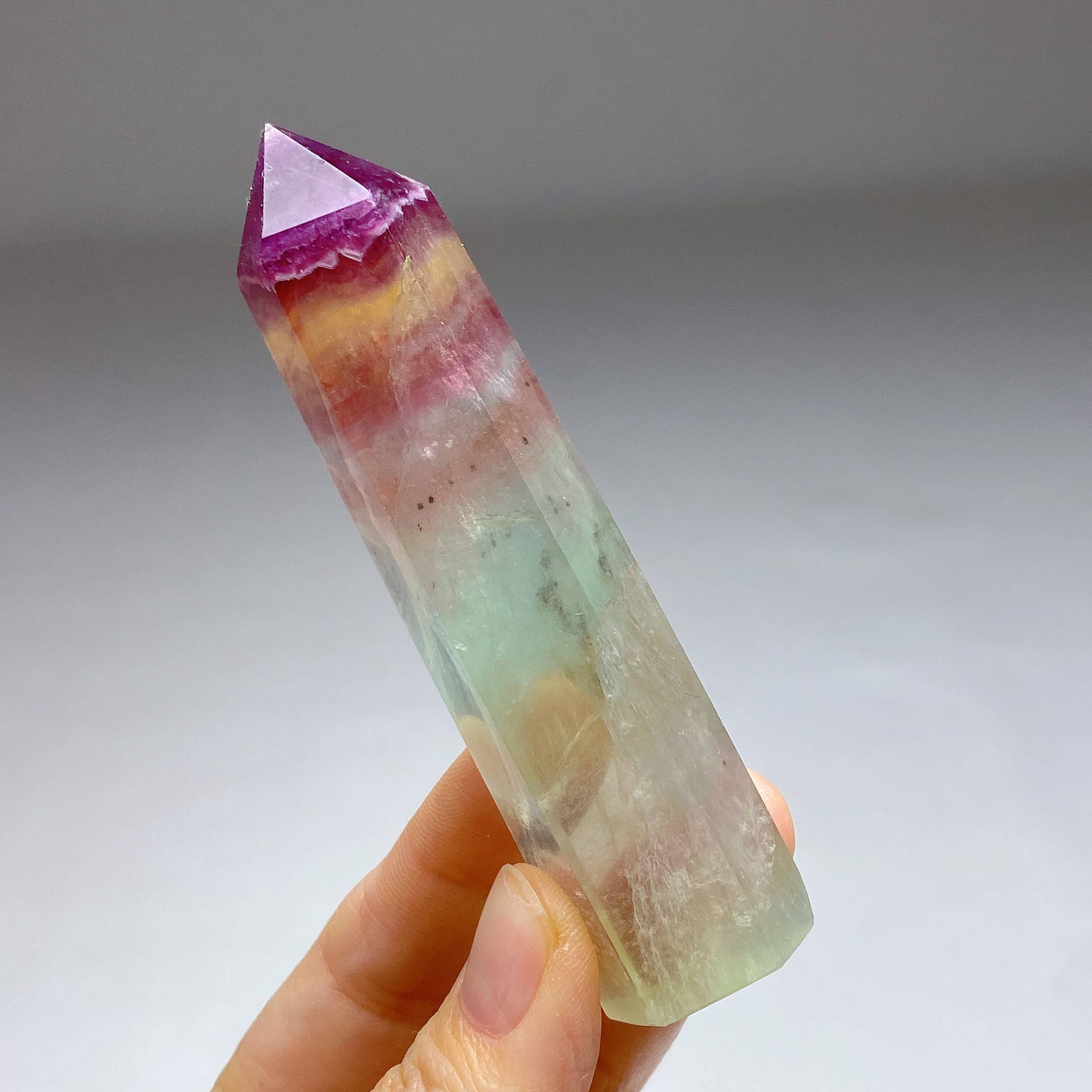 Regenbogen-Fluorit-Obelisk Hell