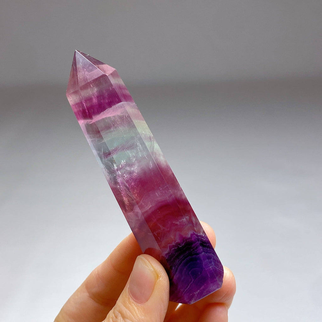 Regenbogen-Fluorit-Obelisk Hell