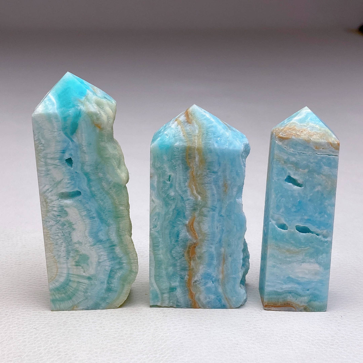 Blauer Aragonit-Obelisk