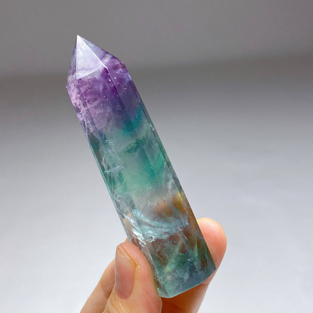 Regenbogen-Fluorit-Obelisk Hell