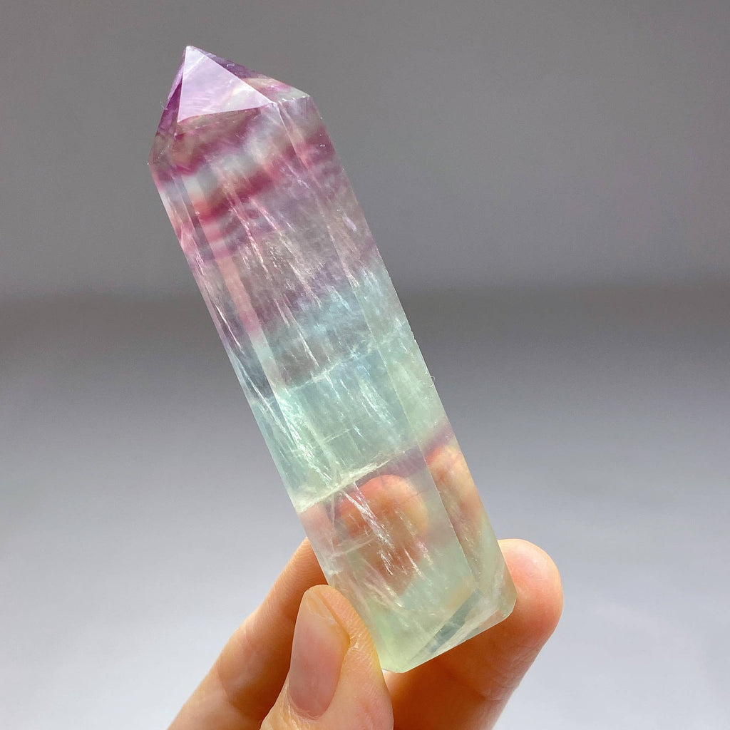 Regenbogen-Fluorit-Obelisk Hell