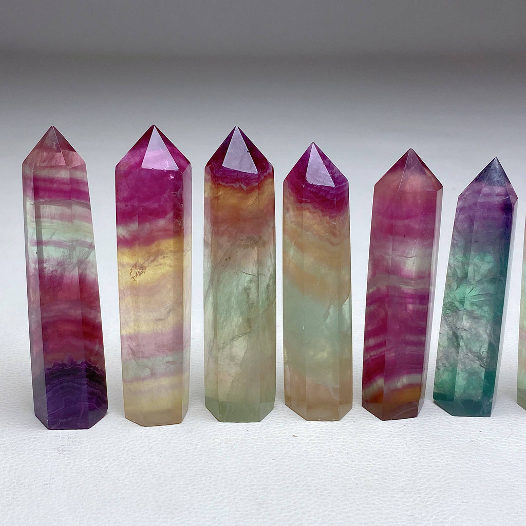 Regenbogen-Fluorit-Obelisk Hell
