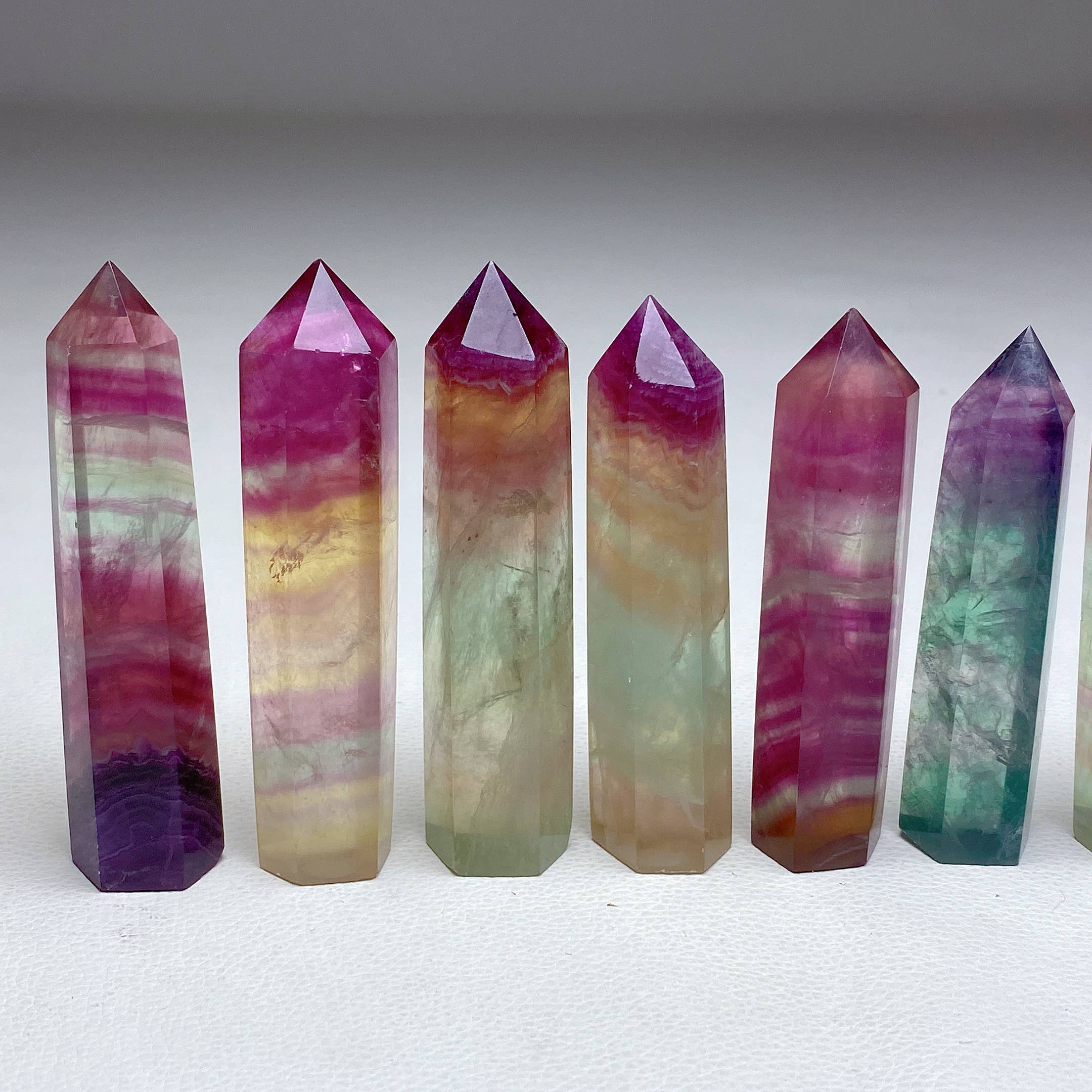 Regenbogen-Fluorit-Obelisk Hell