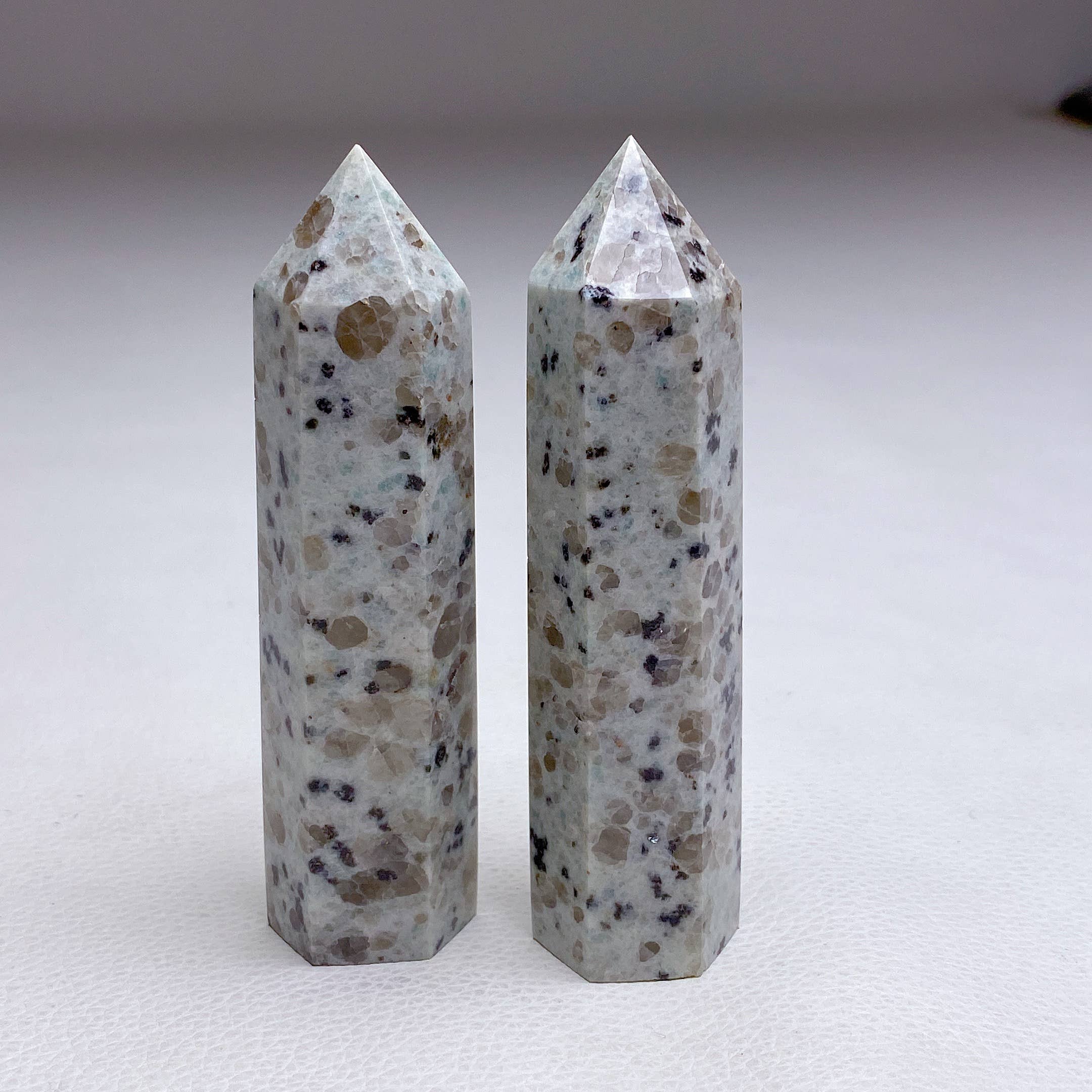 Kiwi-Jaspis Obelisk