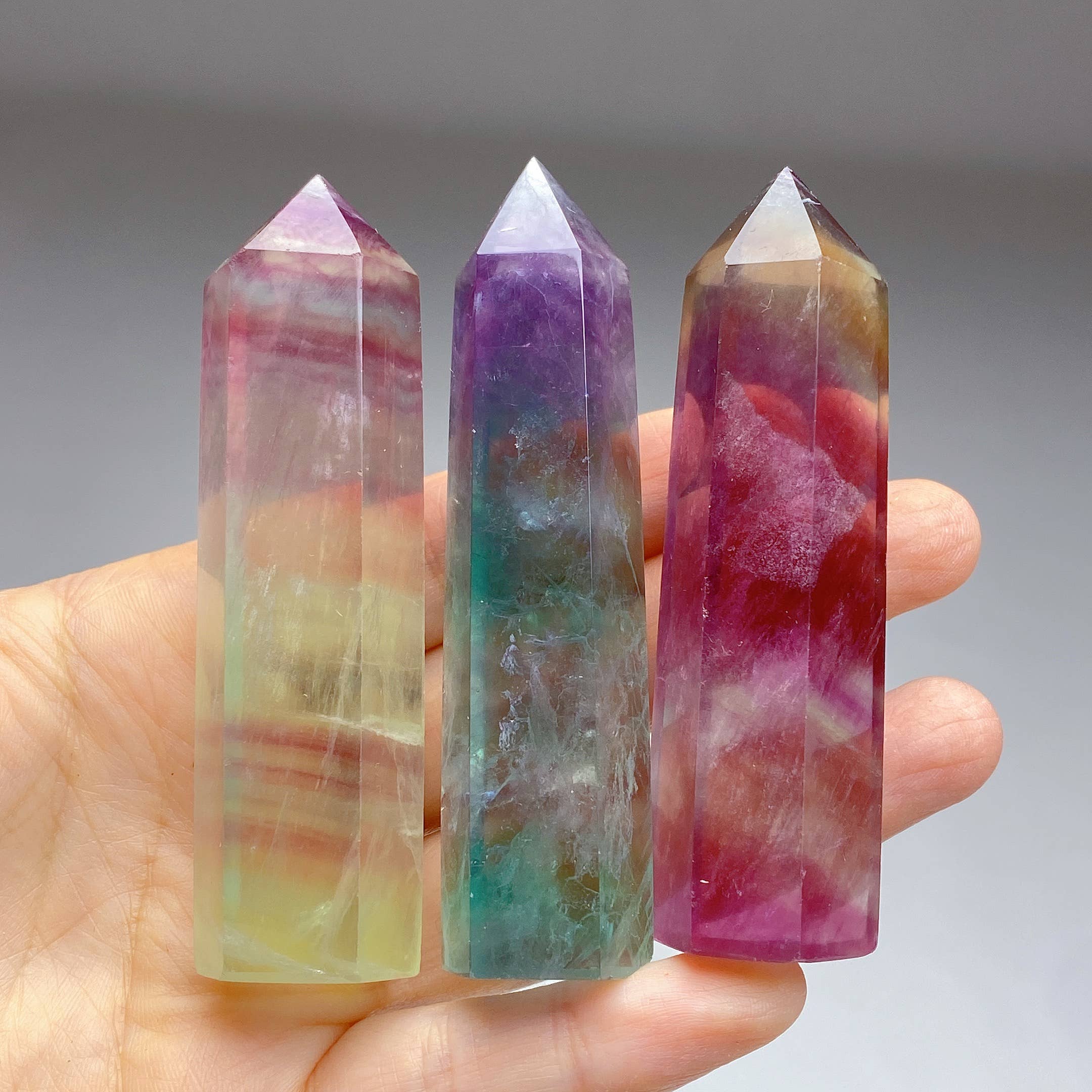 Regenbogen-Fluorit-Obelisk Hell