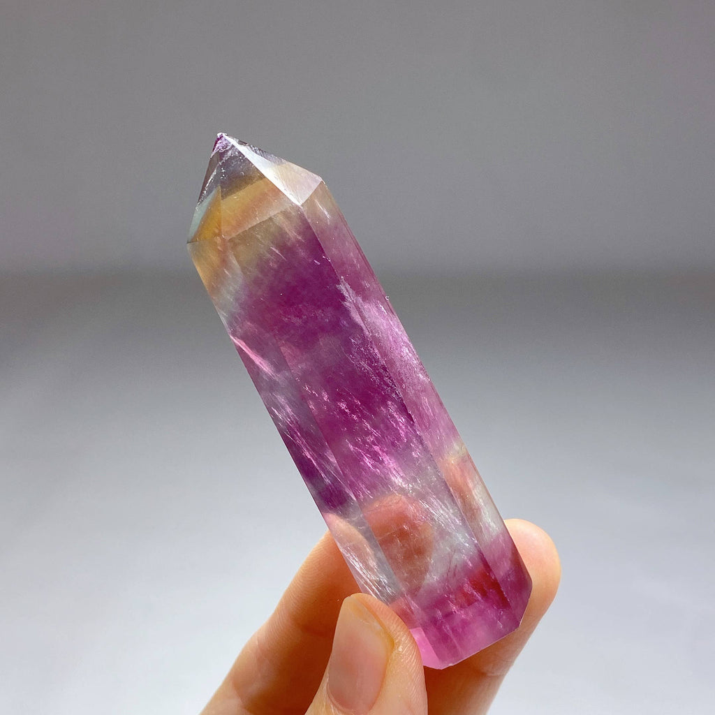 Regenbogen-Fluorit-Obelisk Hell