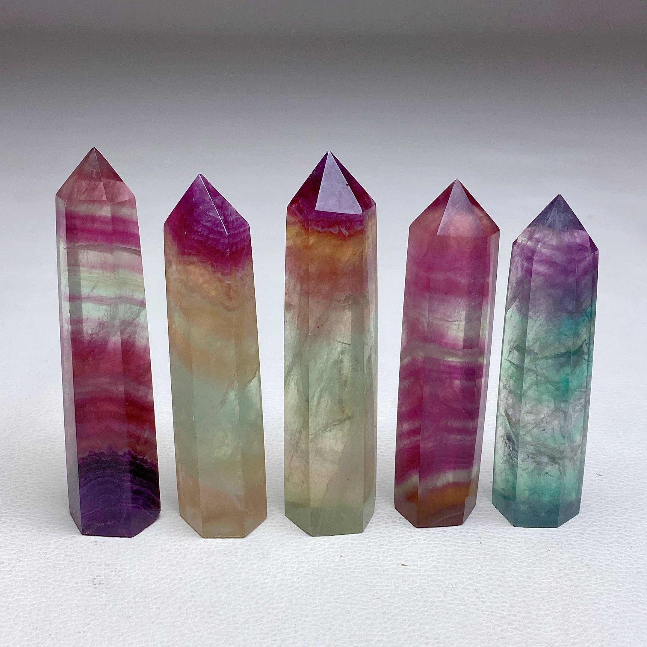 Regenbogen-Fluorit-Obelisk Hell