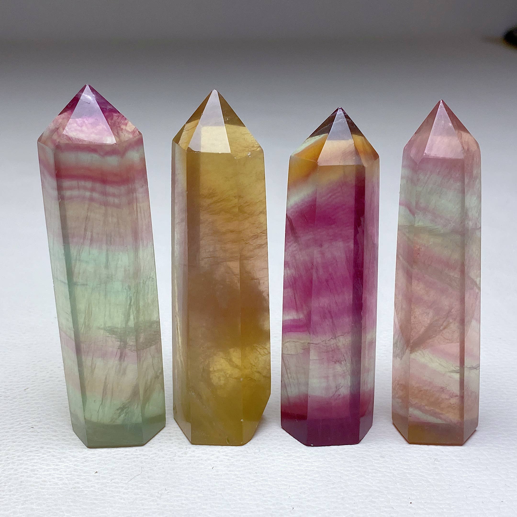 Regenbogen-Fluorit-Obelisk Hell