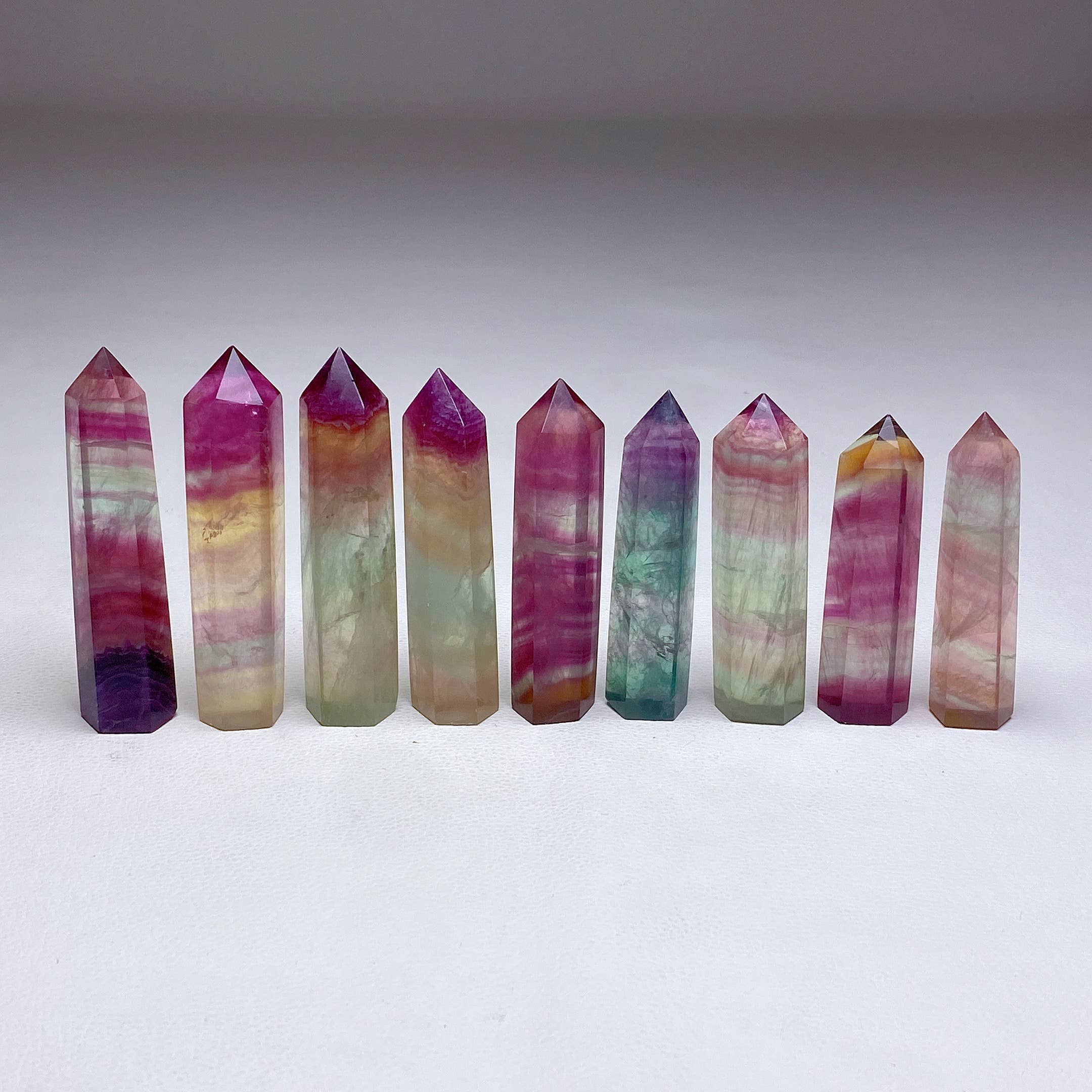 Regenbogen-Fluorit-Obelisk Hell