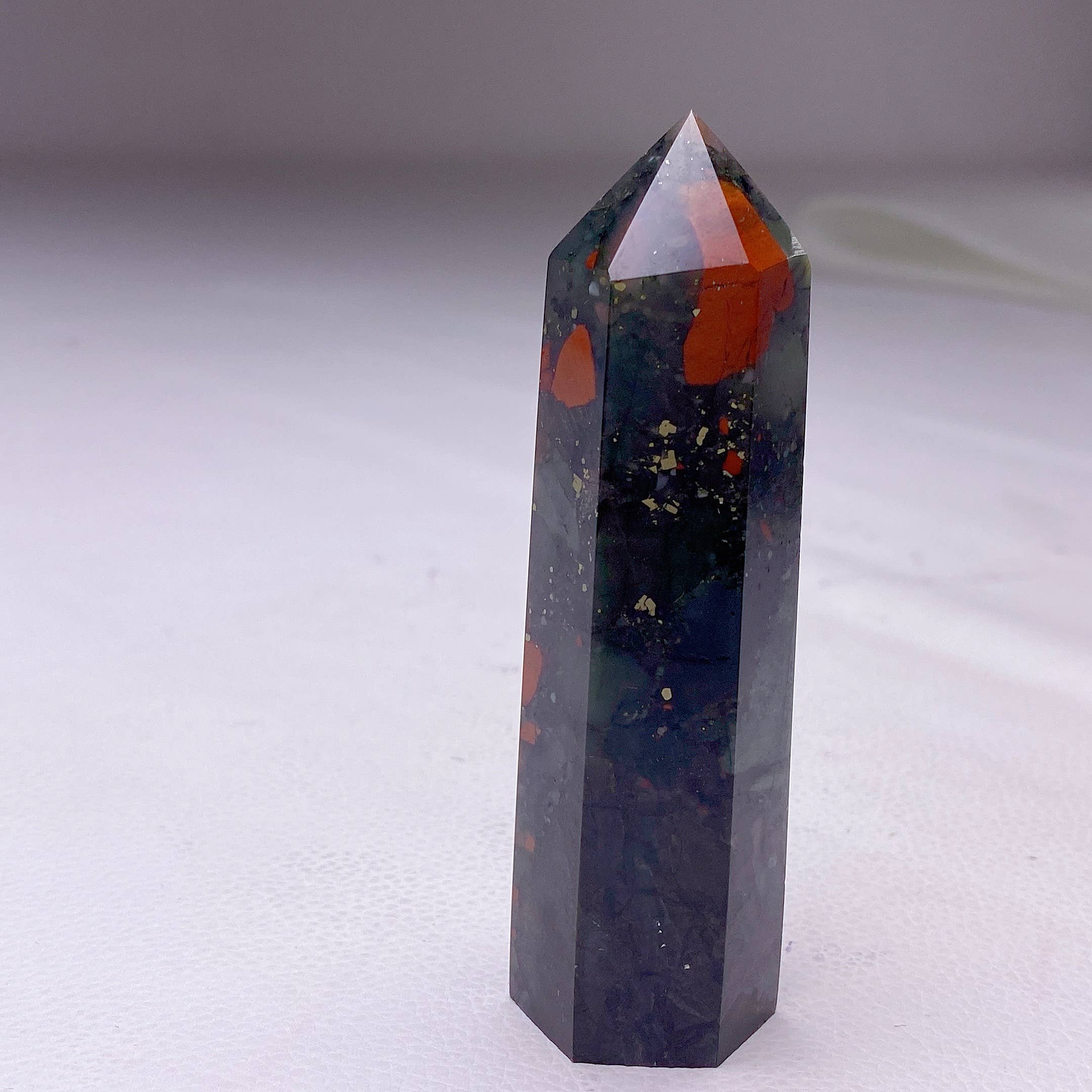 Afrikanischer Blutstein-Obelisk