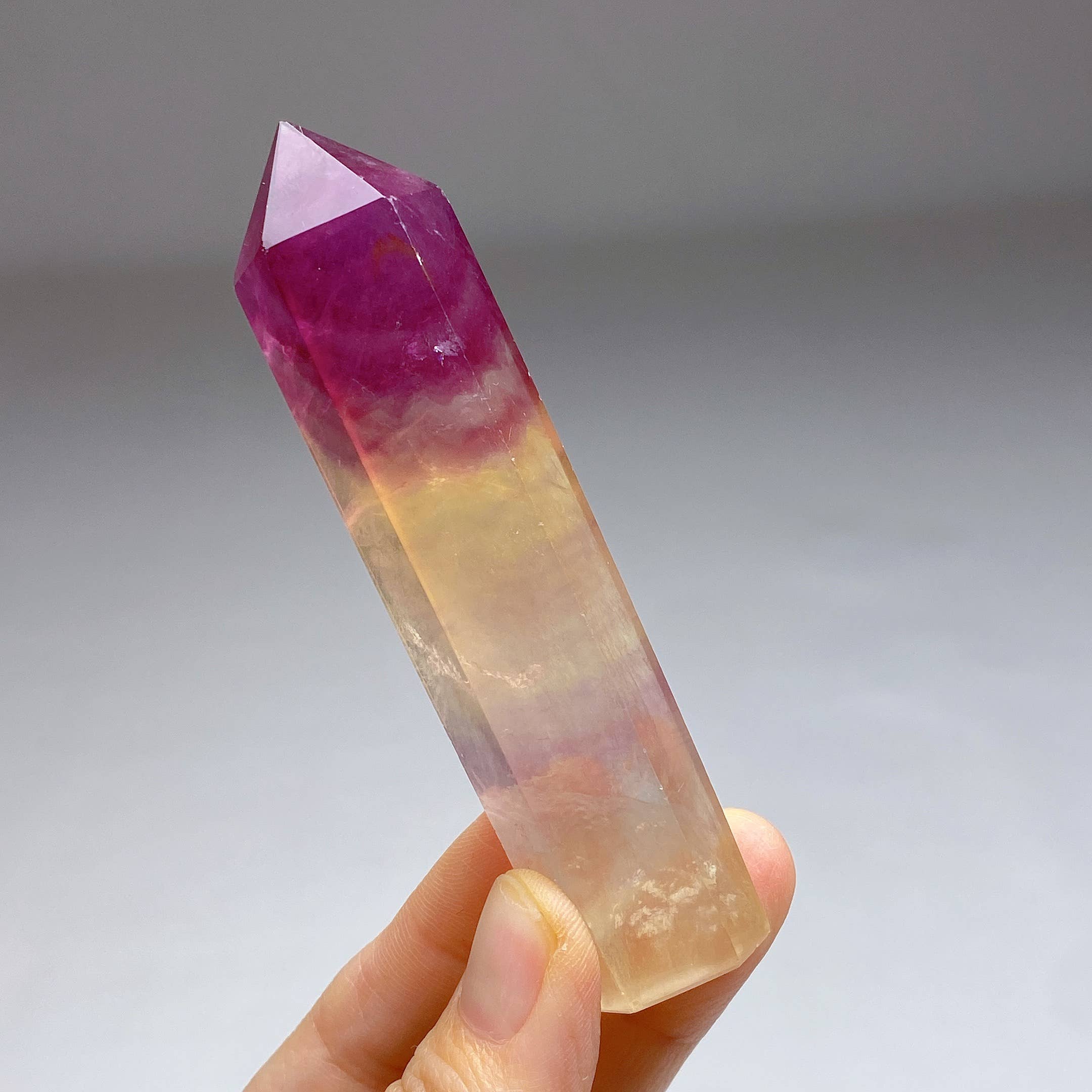 Regenbogen-Fluorit-Obelisk Hell